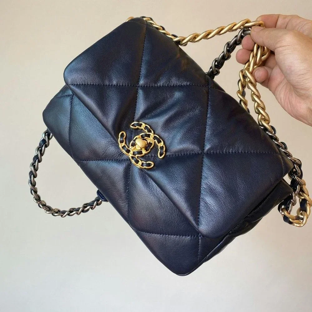 Chanel 19 small lambskin bag - Picture 7 of 8